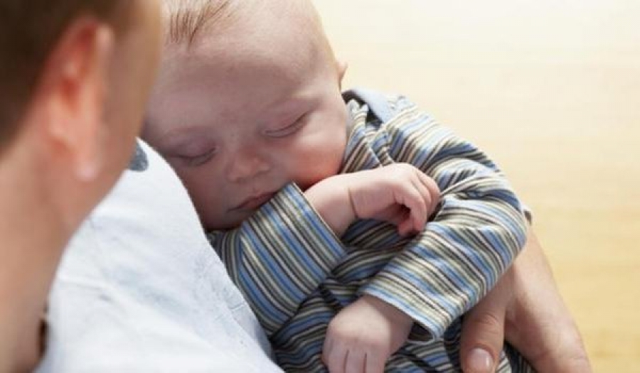 Tata na tacierzyńskim: jak pielęgnować i karmić niemowlę czyli poradnik dla taty